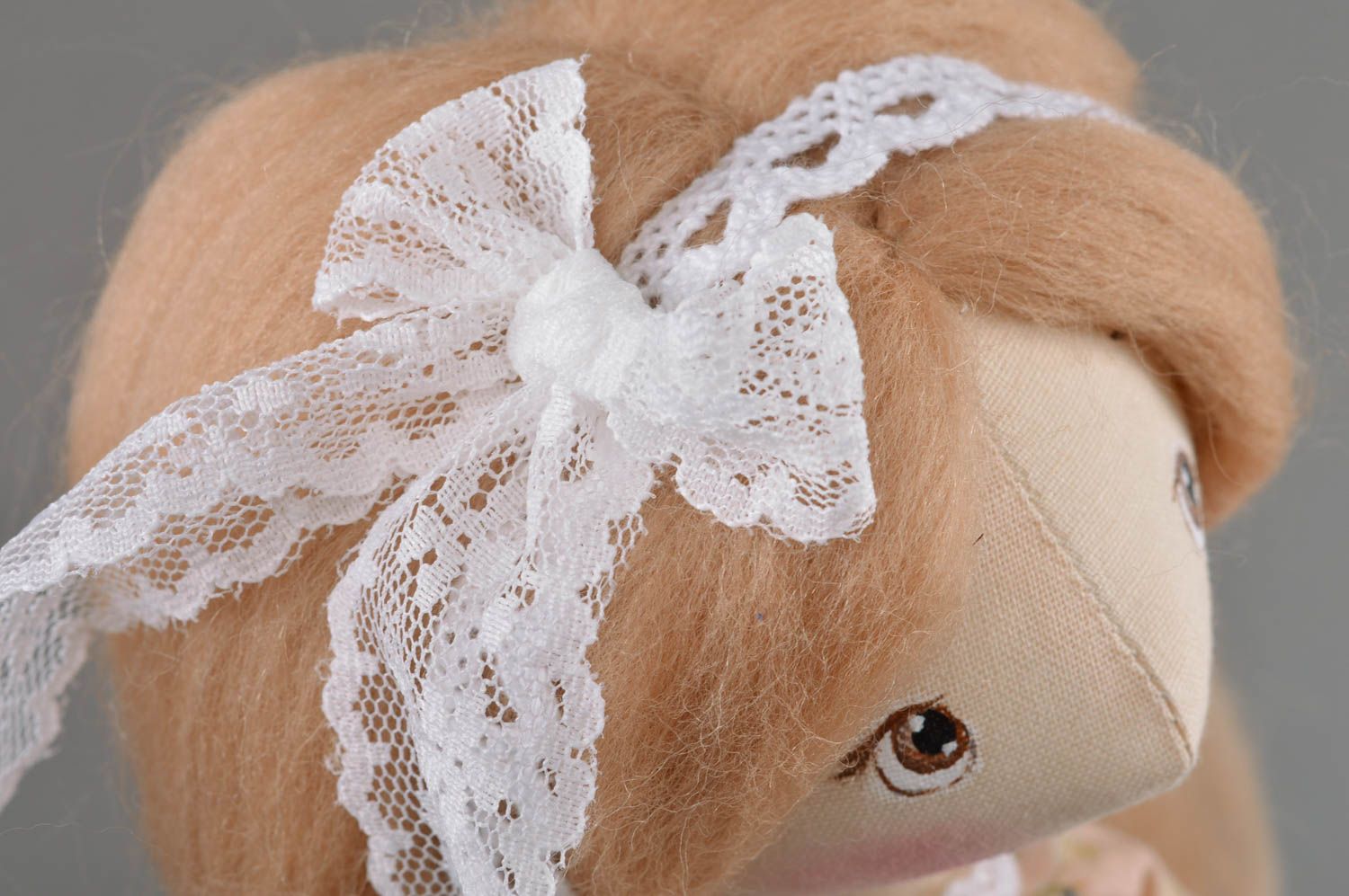 Игрушка кукла из ткани в платье с цветочным принтом на подставке ручная работа фото 2