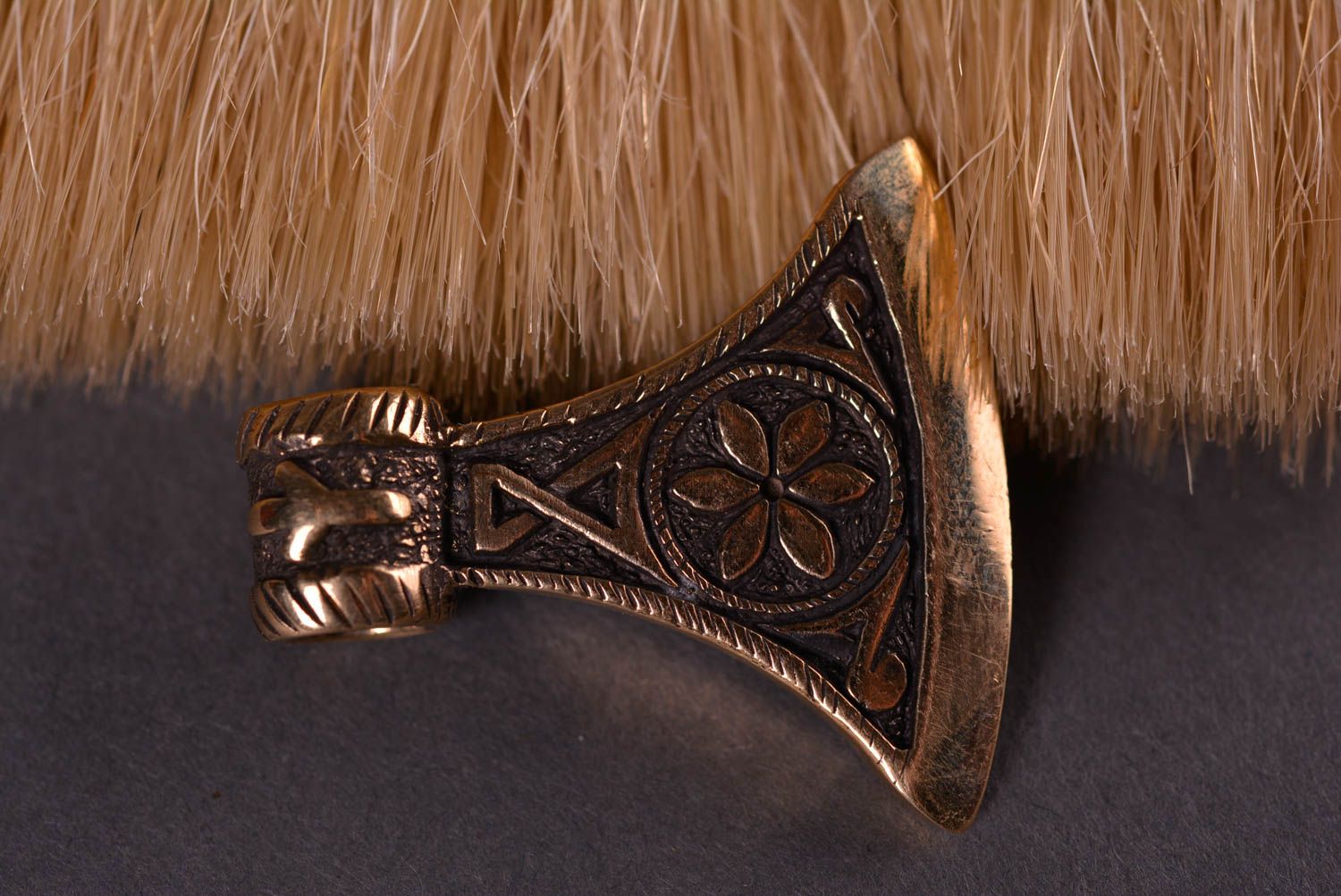 Кулон ручной работы металлическая подвеска в виде топора украшение из бронзы фото 1