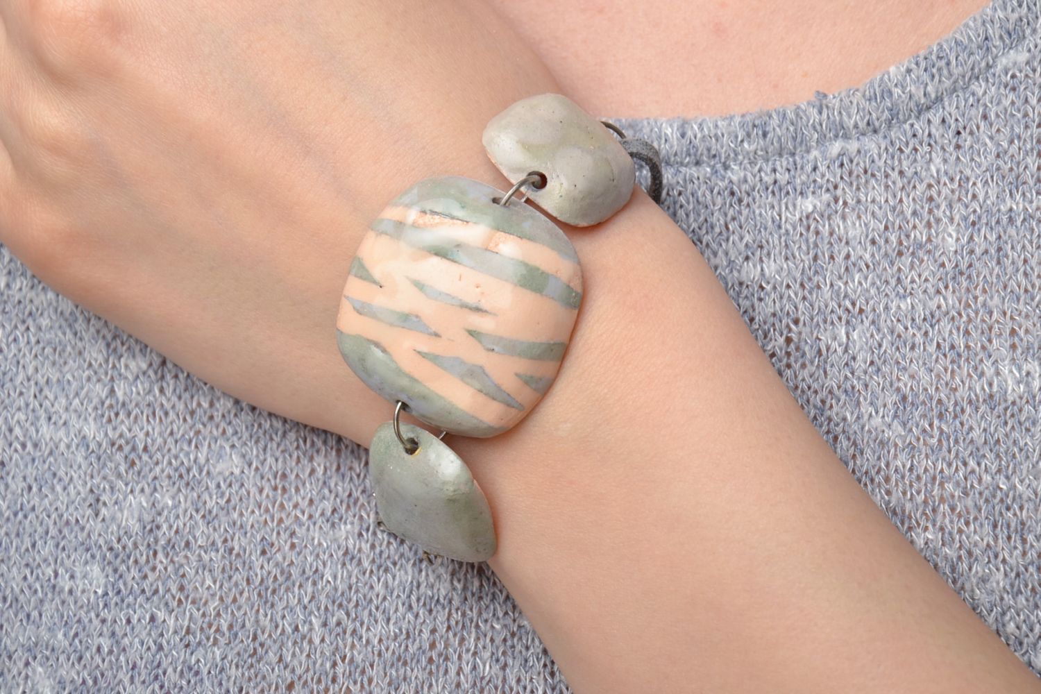 Gray clay flat bead bracelet photo 6