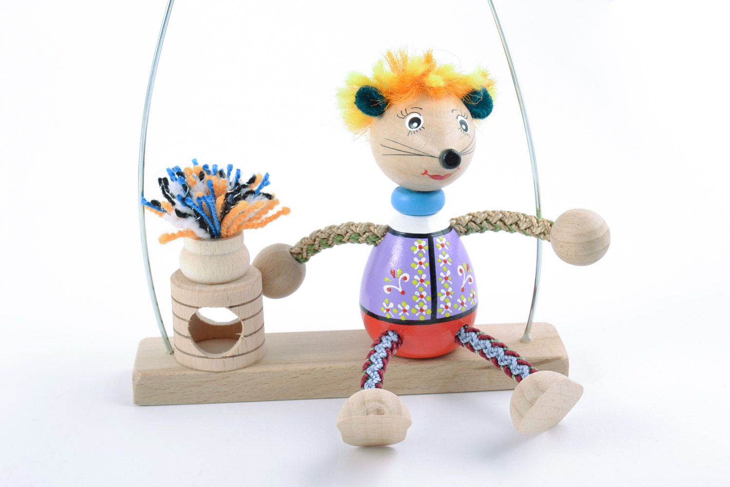 Игрушка из дерева на пружинке расписанная красками в виде мышки на лавочке фото 4