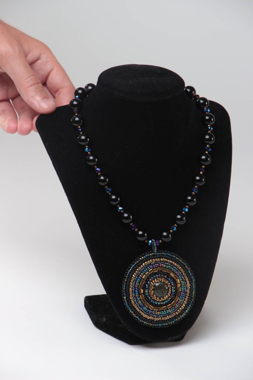 Schwarzes handgemachtes Collier aus Glasperlen und Natursteinen für Frauen foto 5