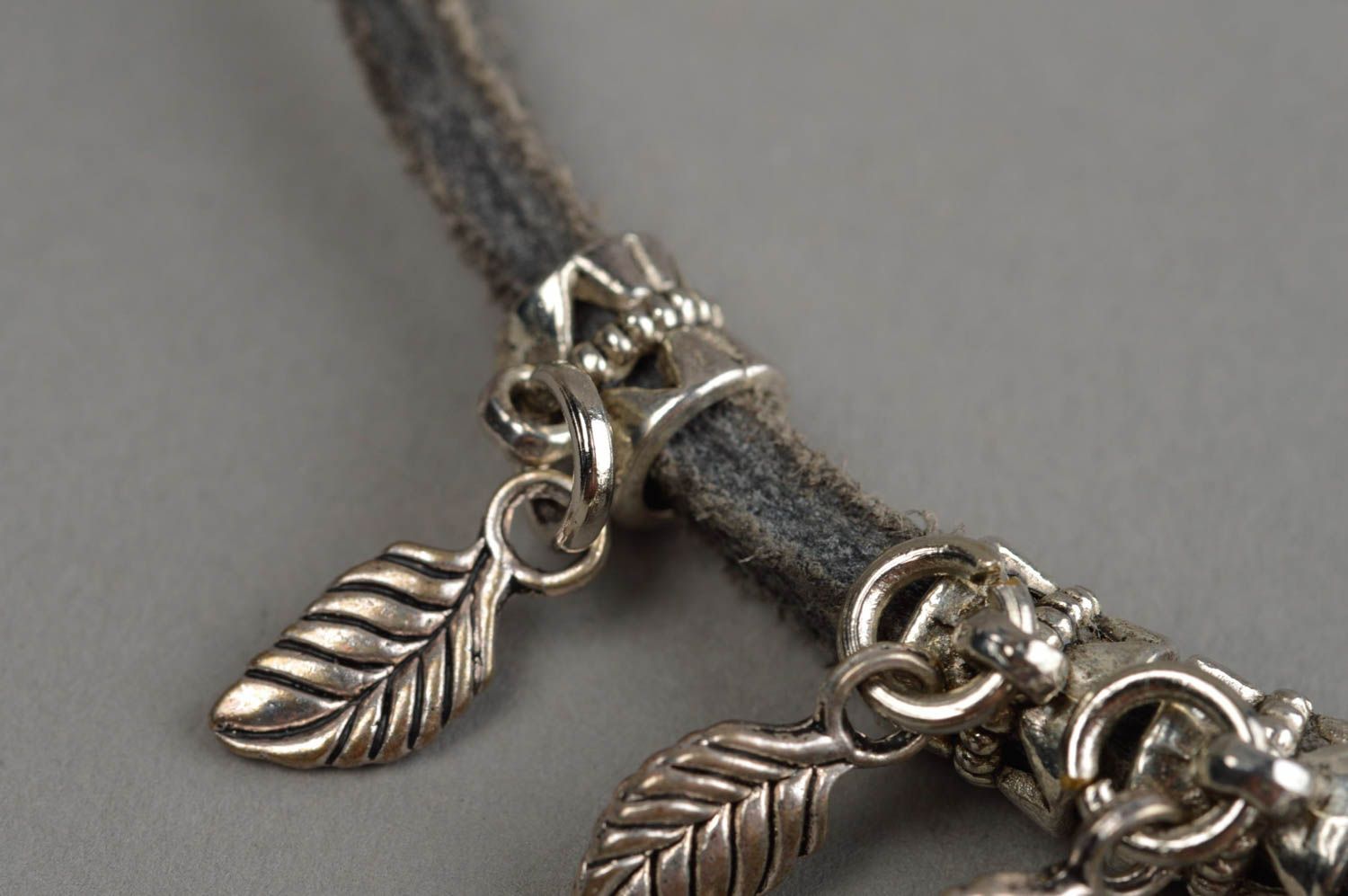 Bracelet fait main en cuir naturel gris avec pendeloques métalliques long photo 10