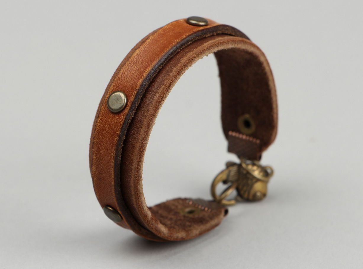 Bracelet fait main en cuir avec rivets photo 2