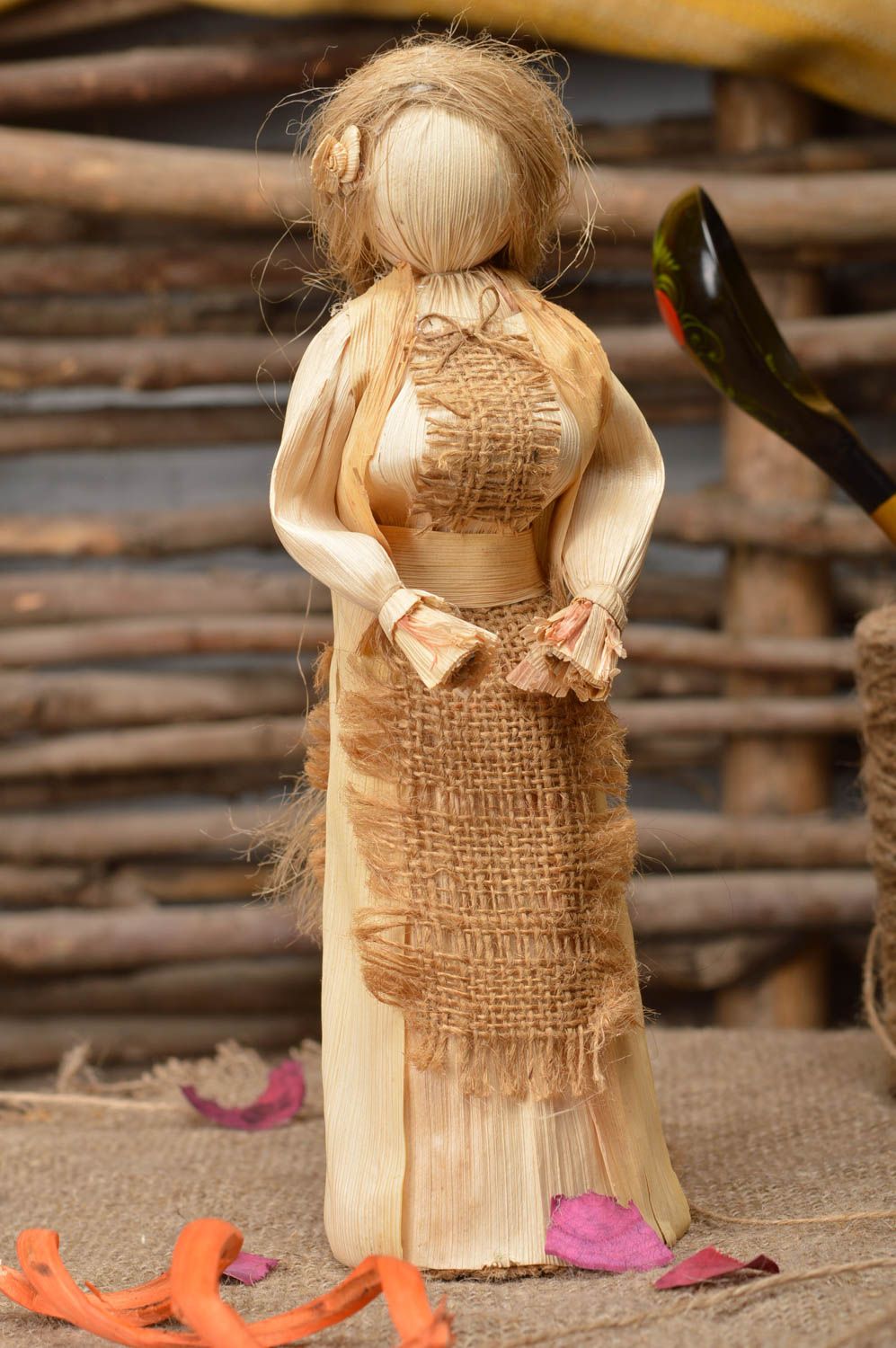 Statuette décorative sous forme de fille faite main en feuilles de maïs photo 1