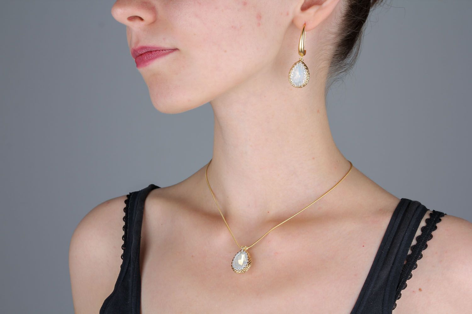 Boucles d'oreilles et pendentif artisanaux en perles de rocaille photo 1