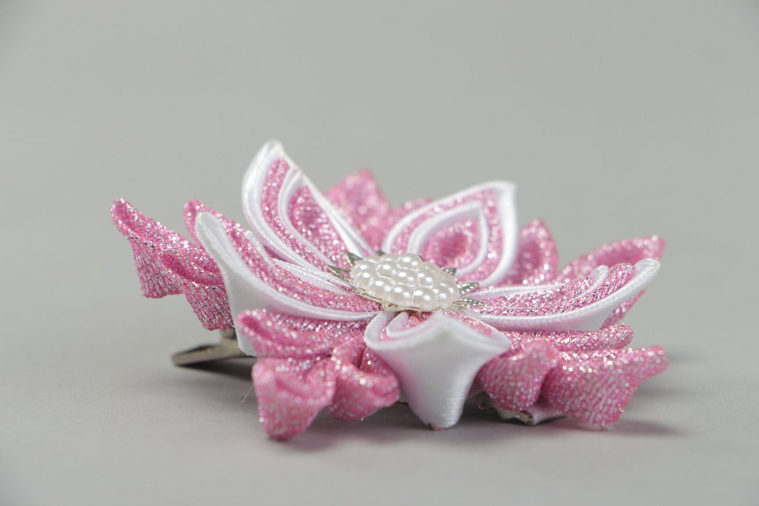 Handgemachte Haarklemme mit Blume aus Atlas mit Kugeln weiß und rosafarbig klein foto 2