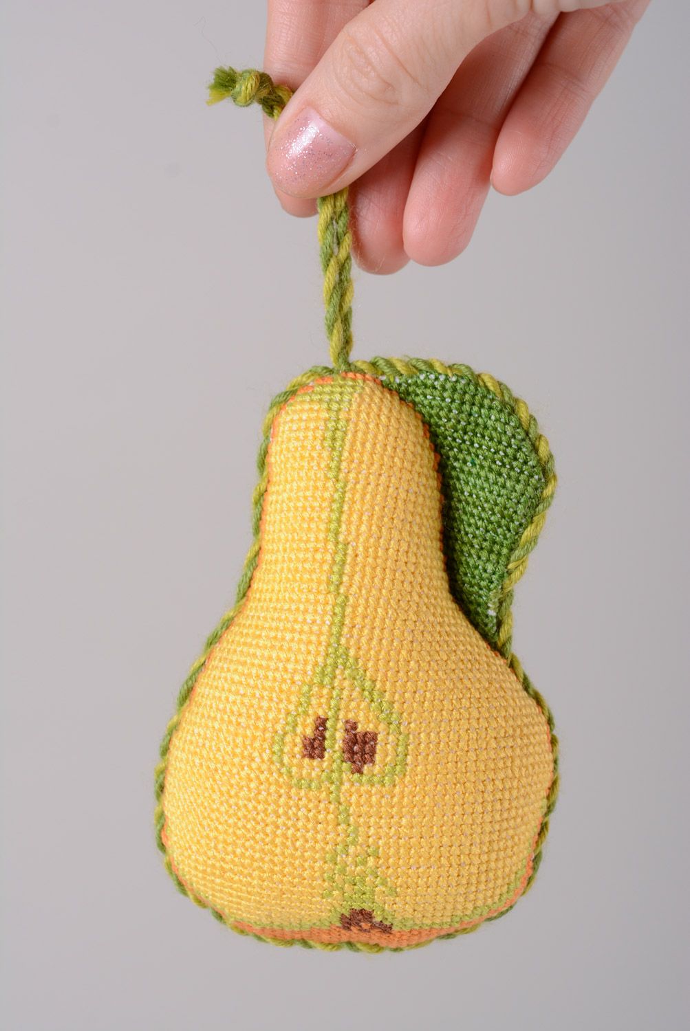 Almohadilla para agujas artesanal con forma de pera amarilla con ojal bordada foto 2