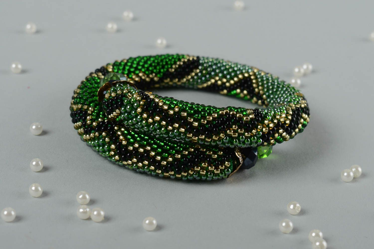 Bracelet élastique femme, perle en nacre vert émeraude, perles de rocailles  noires - Fait main avec ♥︎