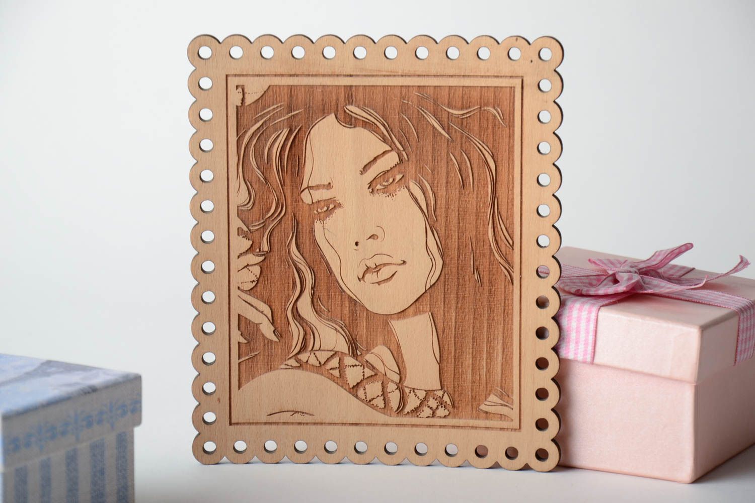 Petit tableau décoratif en bois gravé au laser et perforé portrait de femme photo 1