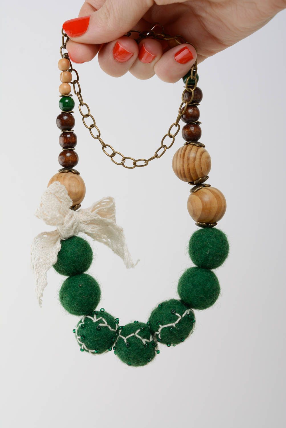 Collier en perles de laine et de bois fait main vert avec noeud sur chaîne photo 3