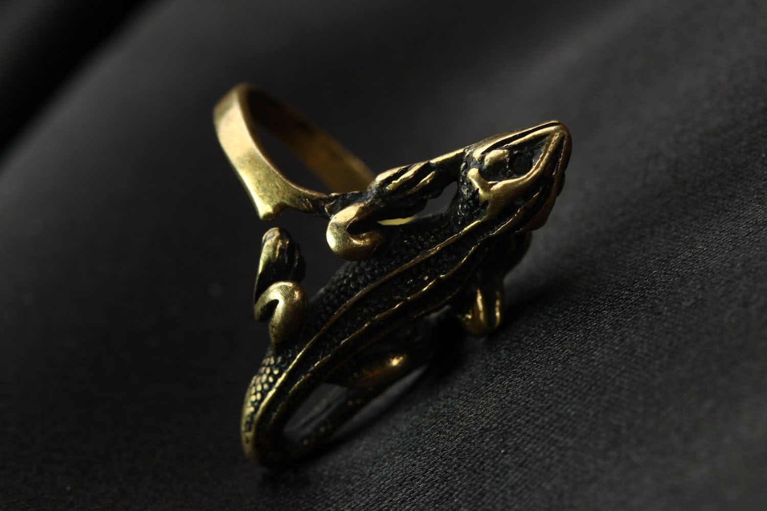 Anel de bronze feito à mão lagarta foto 4