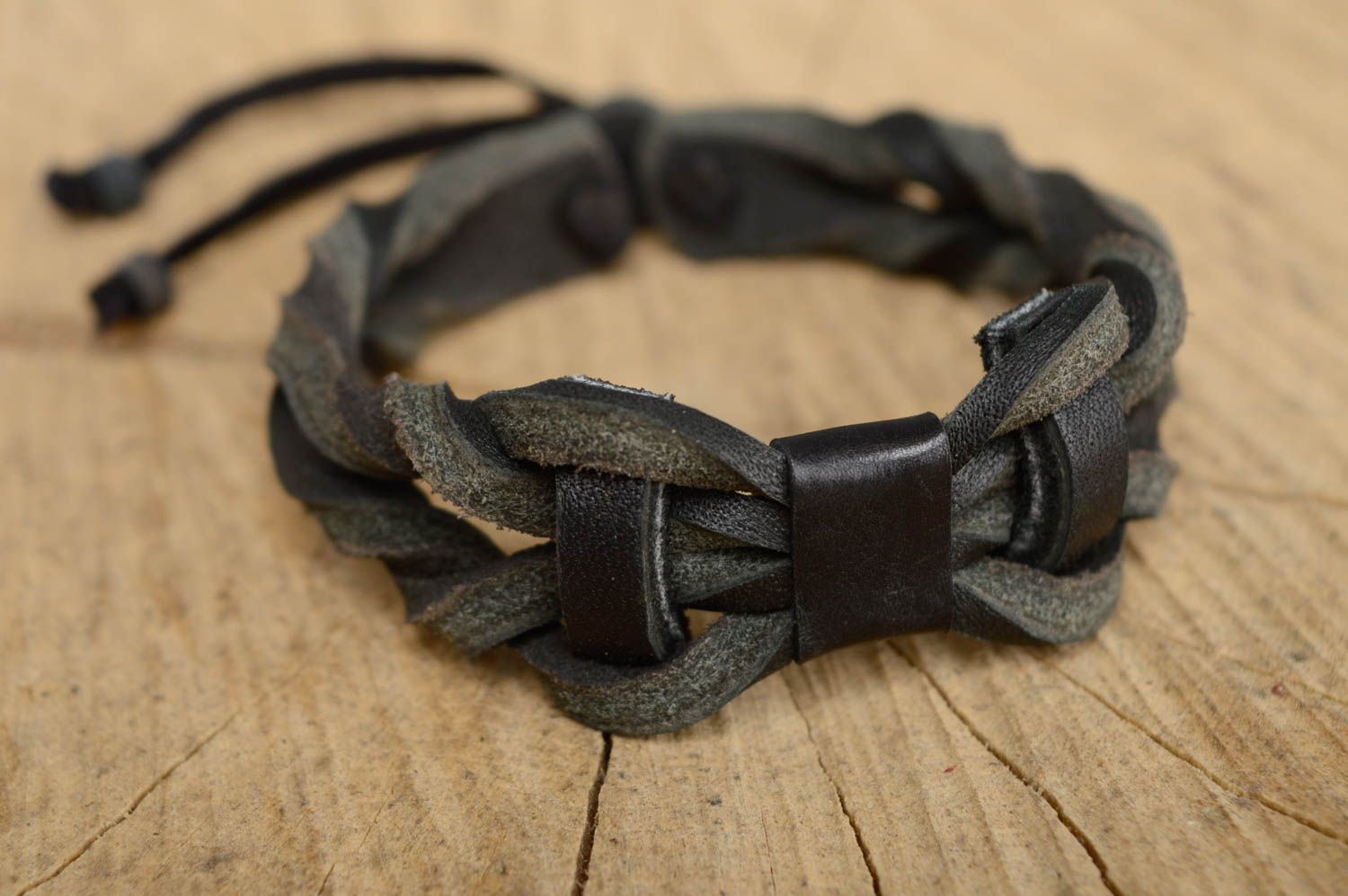 Bracelet en cuir naturel à nouer fait main noir design unisexe de créateur photo 1