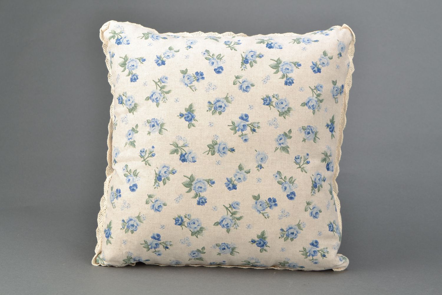 Coussin carré en coton et dentelle blanc à motif floral fait main déhoussable photo 1