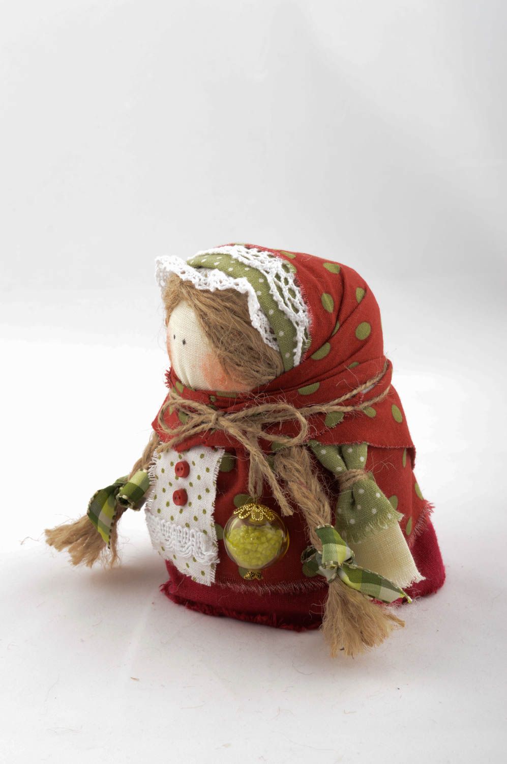 Muñeca de trapo con granos hecha a mano amuleto de protección decoración de casa foto 3