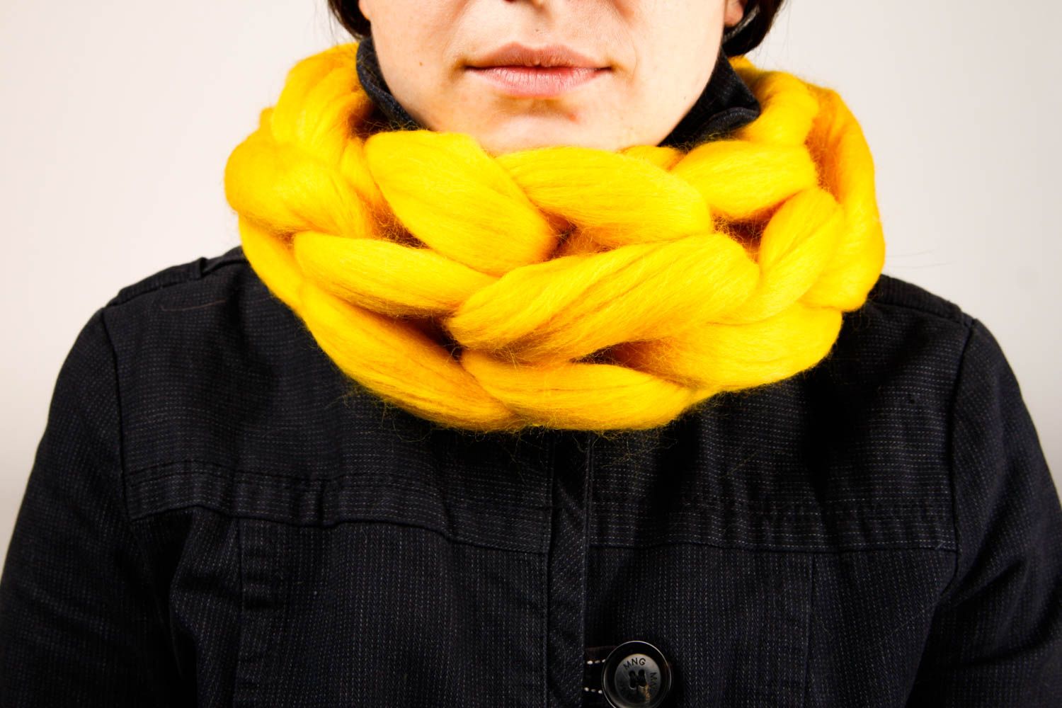 Шарф труба ручной работы шарф снуд стильный шарф хомут ярко желтый вязаный фото 2