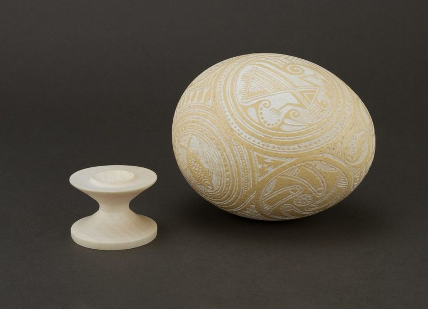 Weißes Osterei aus Straußei für Dekoration künstlerisch schön interessant handmade foto 4