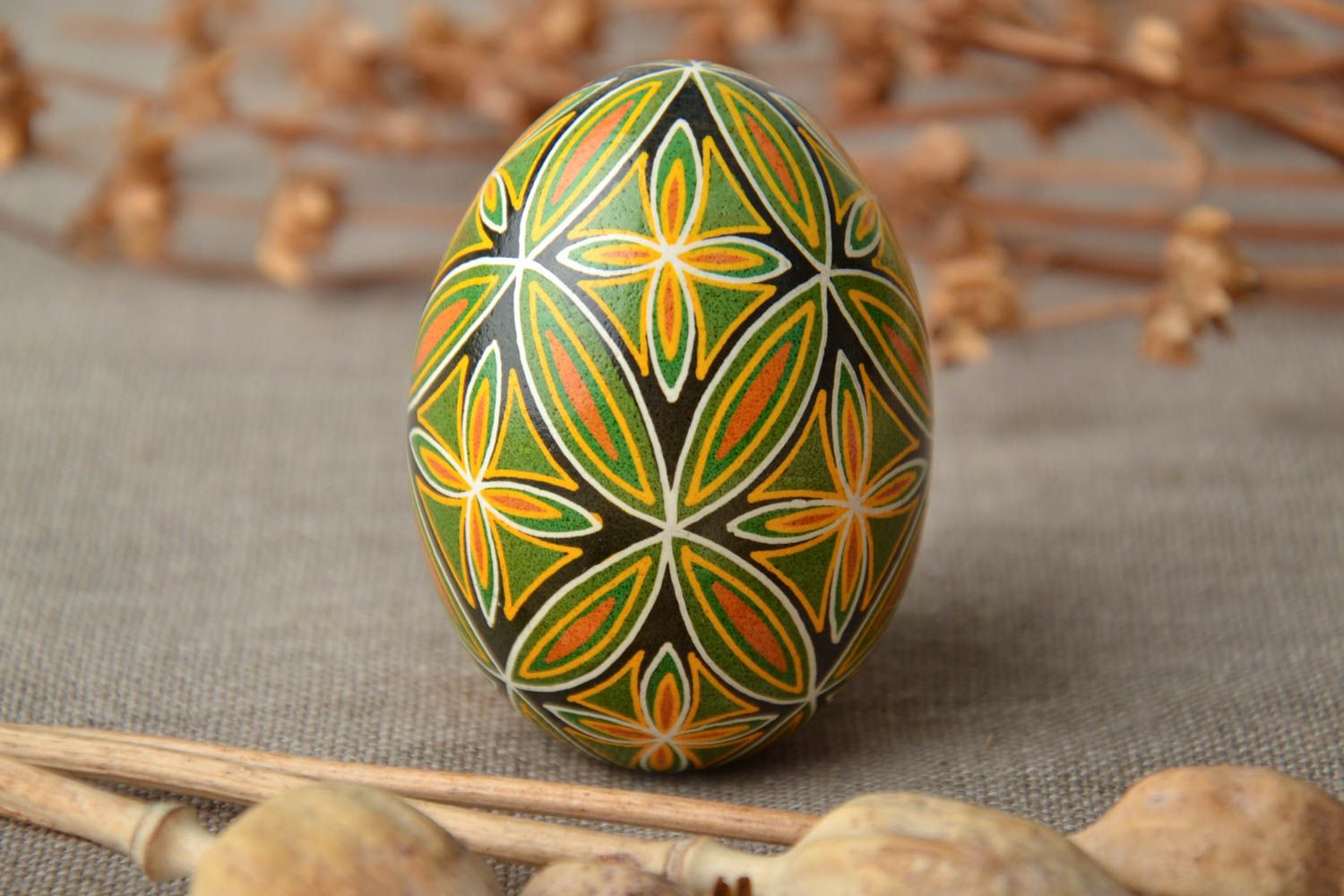 Œuf de Pâques pyssanka fait main peint de couleurs d'aniline décoration photo 1