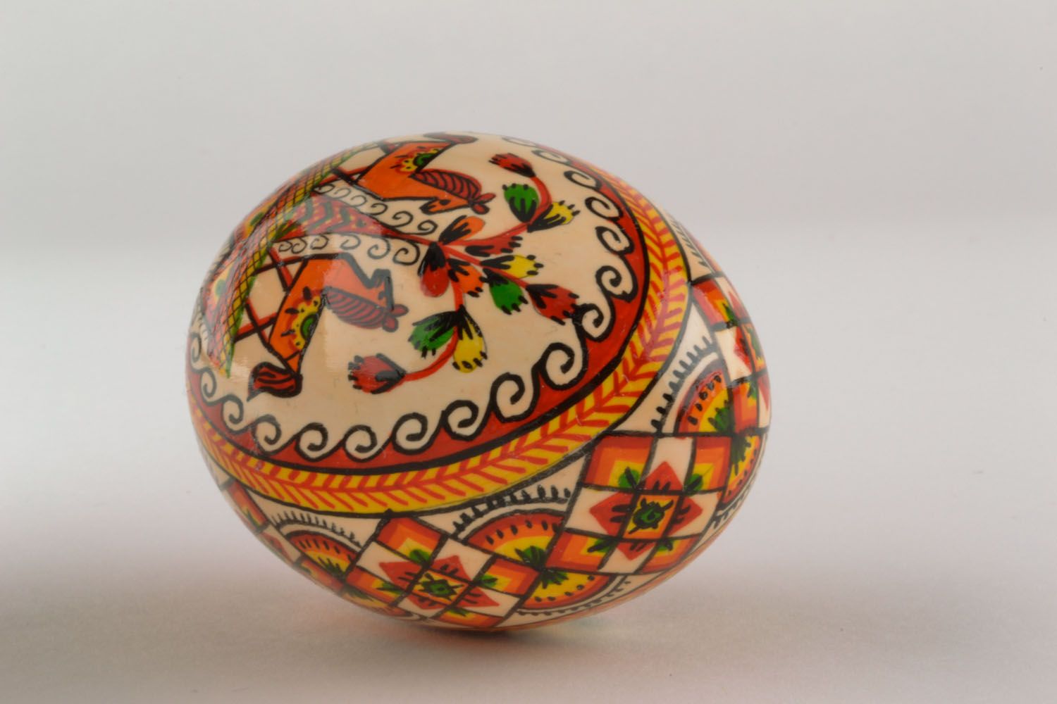 Huevo decorativo de Pascua con pintura foto 5
