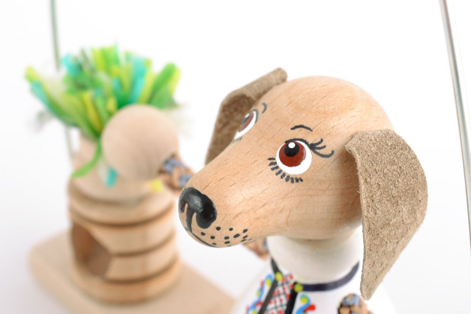 Holz Spielzeug Hund auf der Bank für Dekor und Spiele künstlerische Handarbeit foto 3