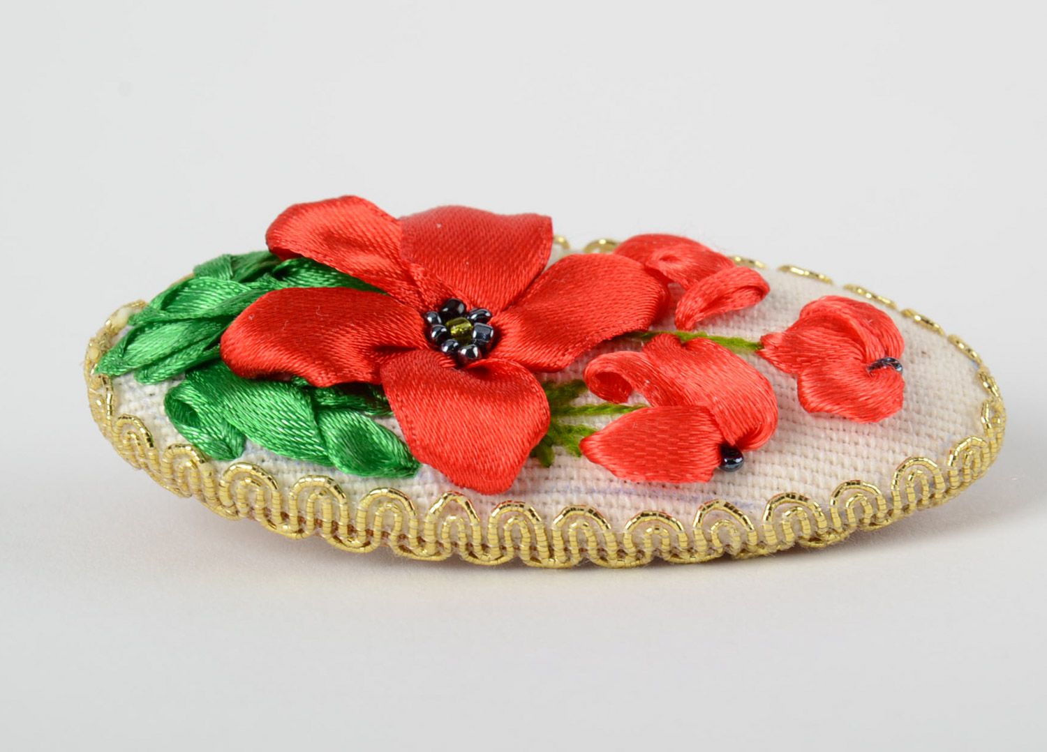 Broche en tissu massive ovale brodée aux rubans avec fleurs rouges faite main  photo 3