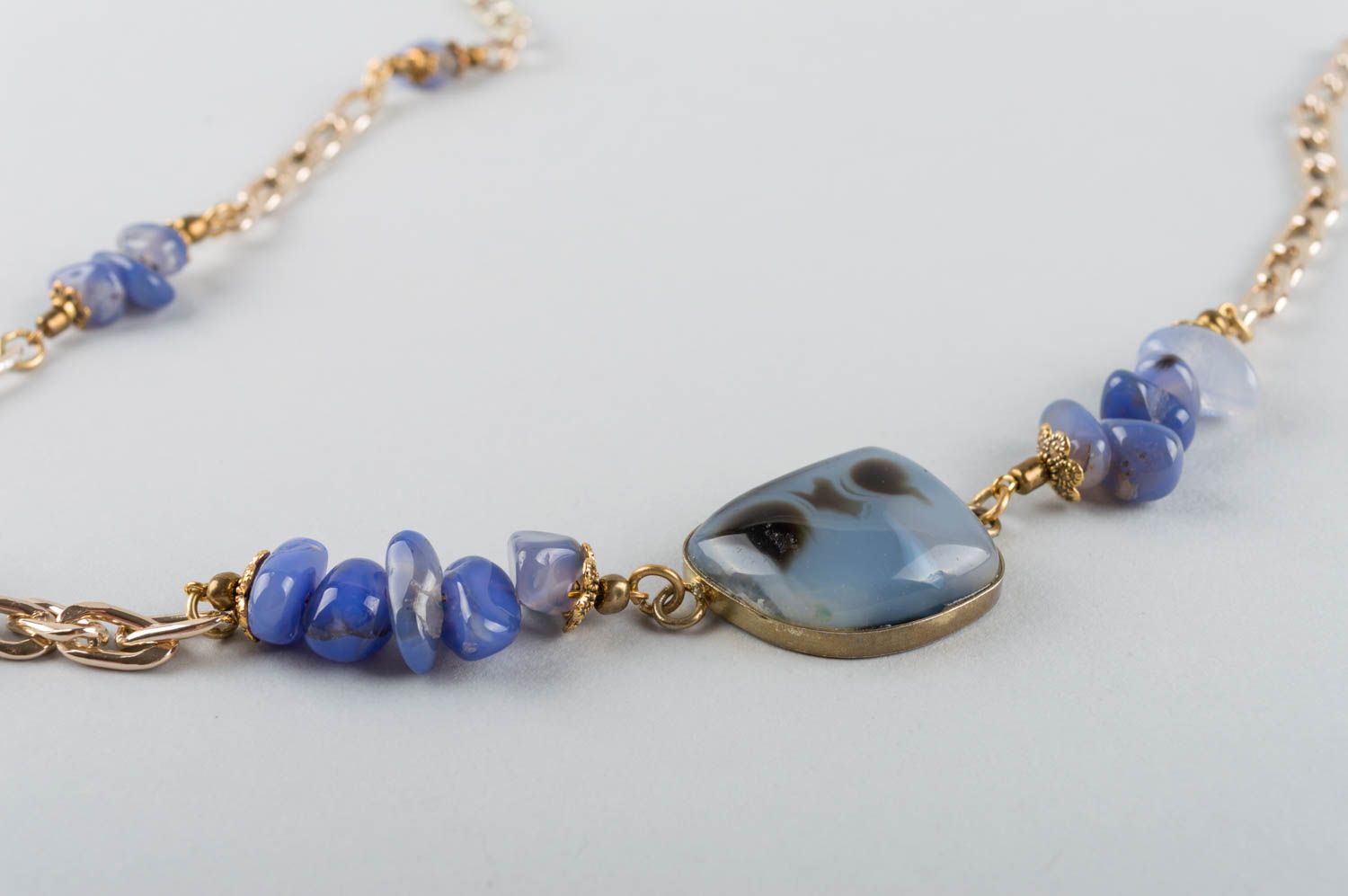 Collier en pierres naturelles d'agate bleu fait main sur chaîne élégant photo 3