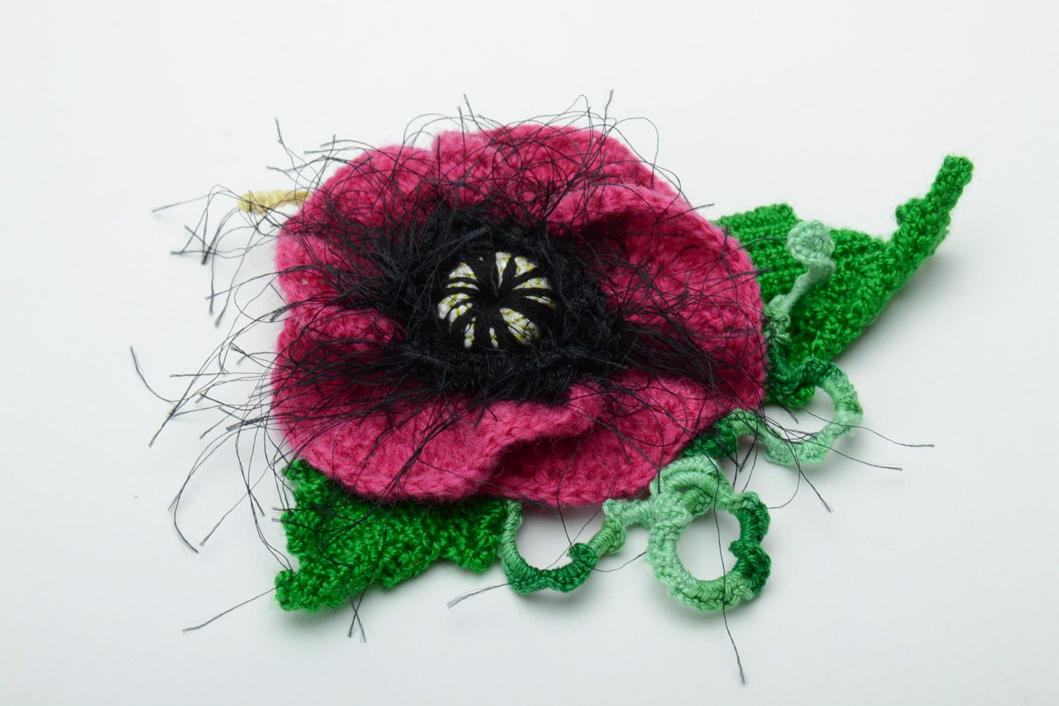 Broche tejido a ganchillo con forma de flor Amapola de color lila  foto 3