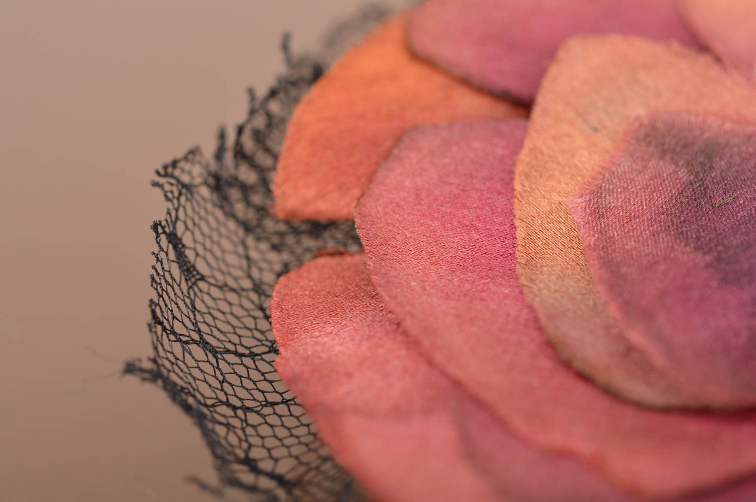 Брошь цветок из ткани в виде цветка фиалки красивая батик из шелка  фото 5