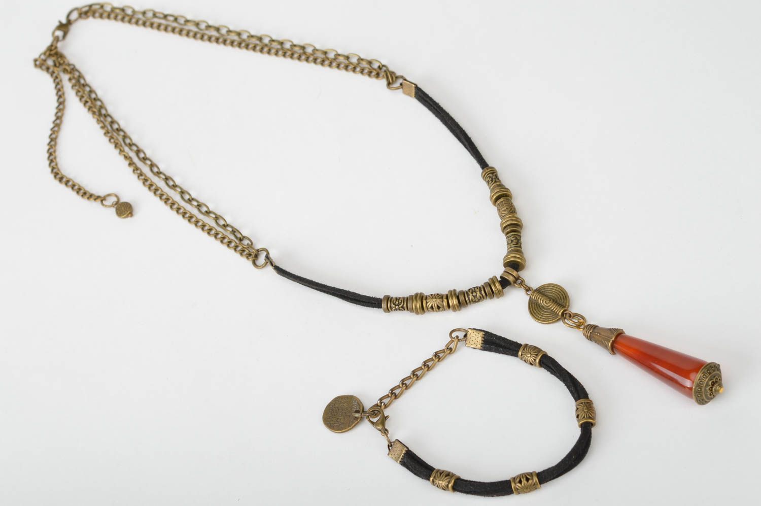 Ensemble de collier et bracelet fait main en daim avec breloque bordeaux photo 5