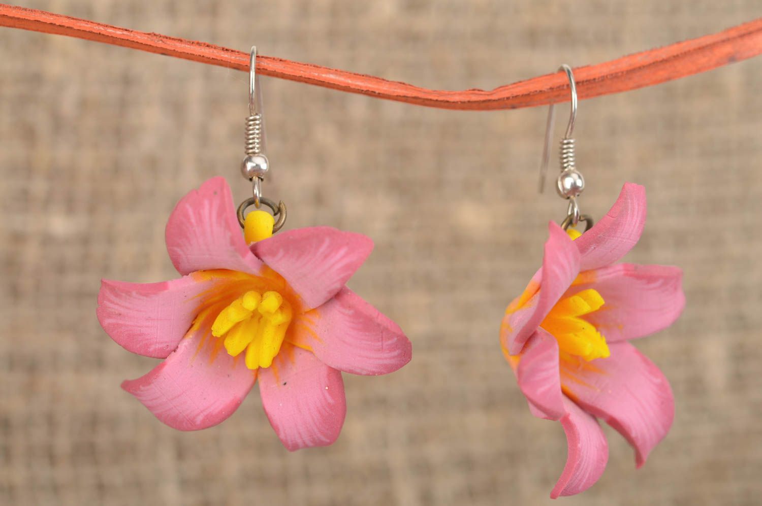 Schöne zarte effektvolle rosa Lilien Ohrringe aus Polymerton handgefertigt foto 1