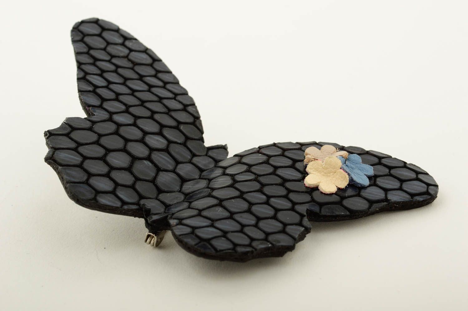 Broche artesanal de cuero bisutería fina accesorio para mujer Mariposa foto 3