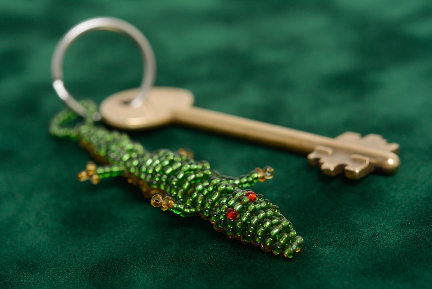Брелок из бисера для ключей в виде крокодила зеленый стильный ручная работа фото 2