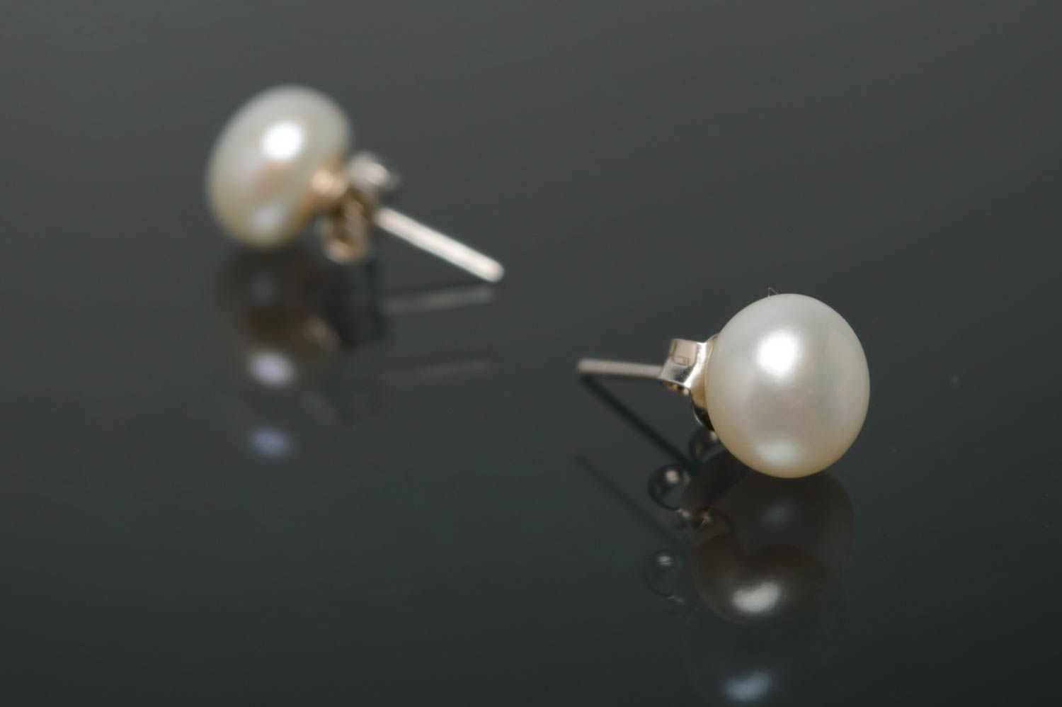 Silver pearl earrings of white color photo 5