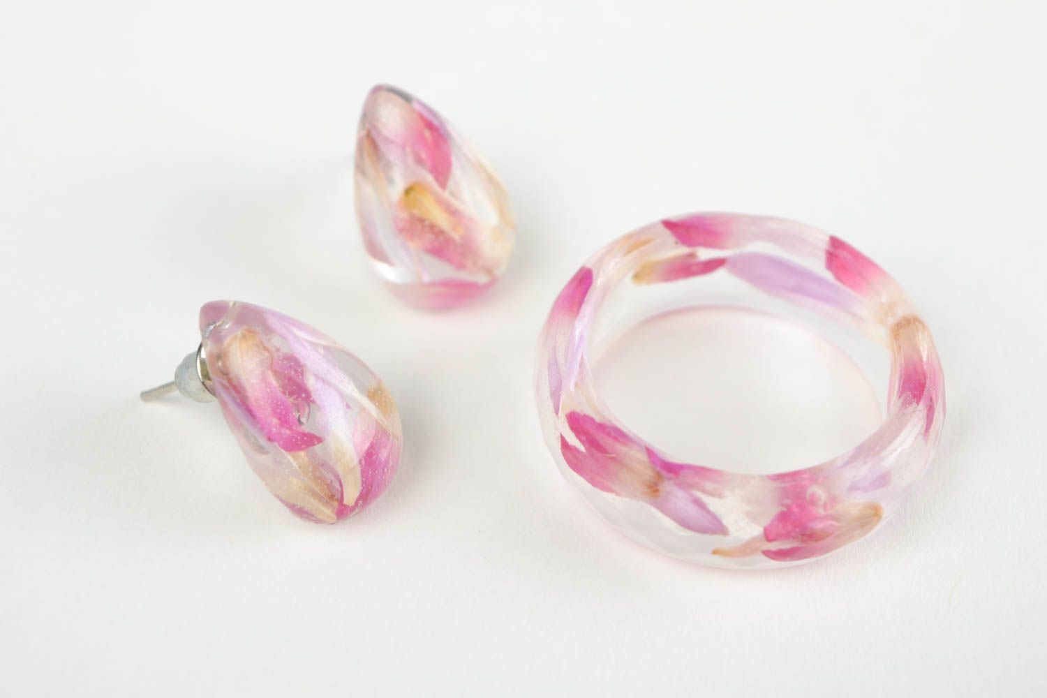 Украшения из эпоксидной смолы хэнд мейд женское кольцо серьги гвоздики розовые фото 3