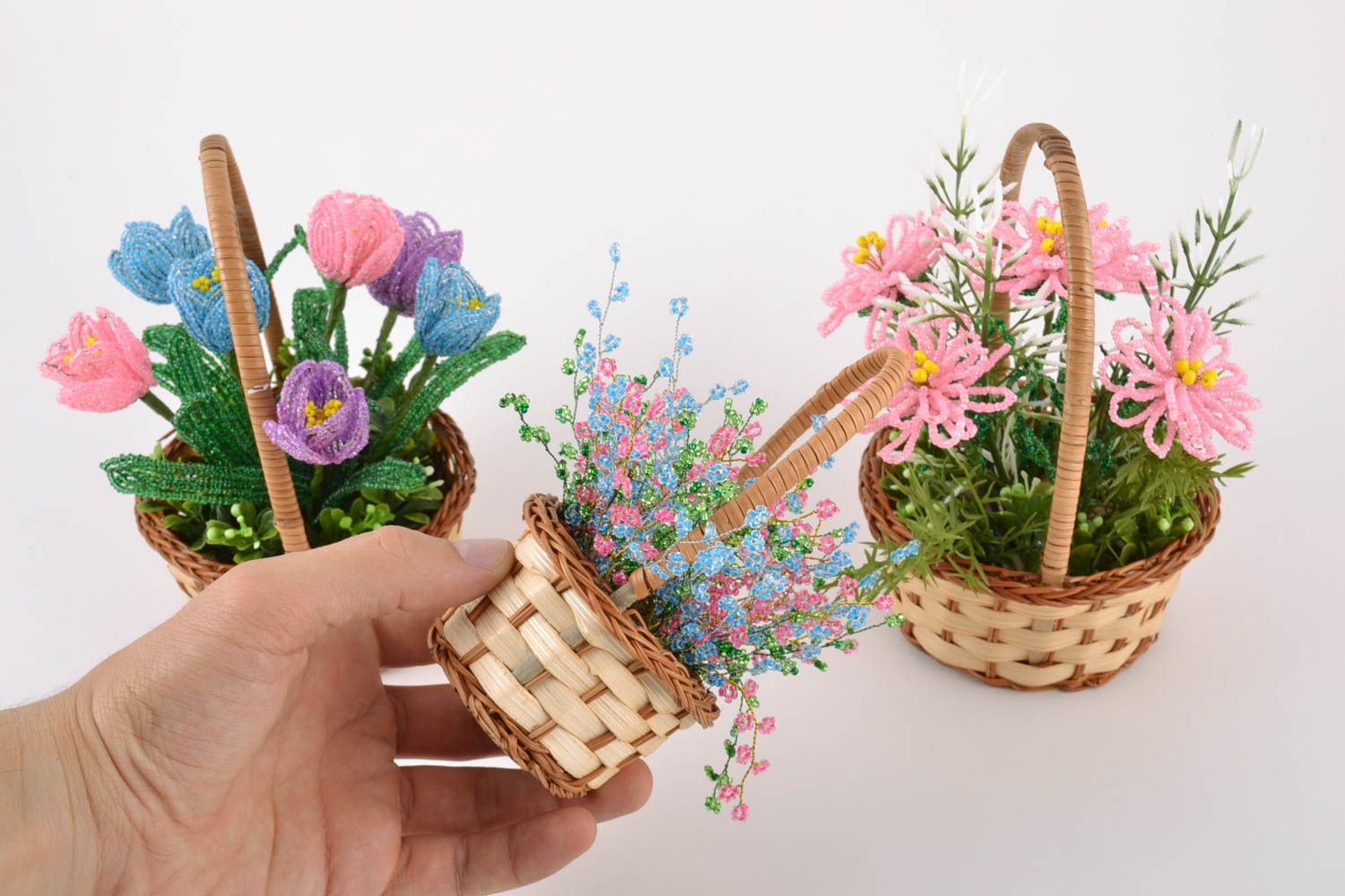 Conjunto de tres cestas con flores de abalorios artesanales artificiales foto 2