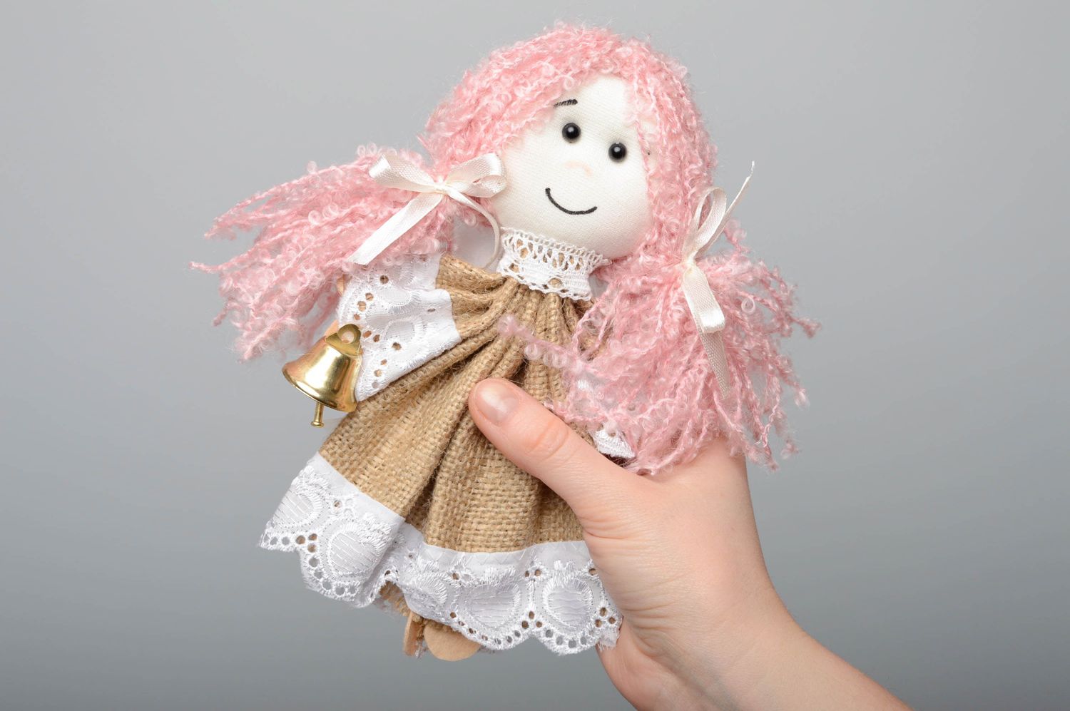 Игрушка с петелькой кукла с розовыми волосами  фото 3