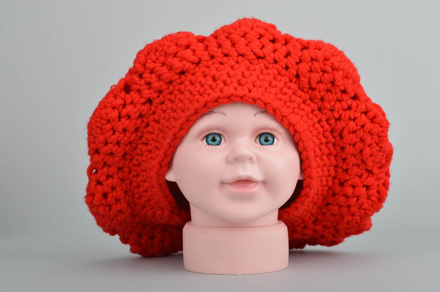 Cappello da bambine fatto a mano accessorio divertente a uncinetto basco rosso foto 3