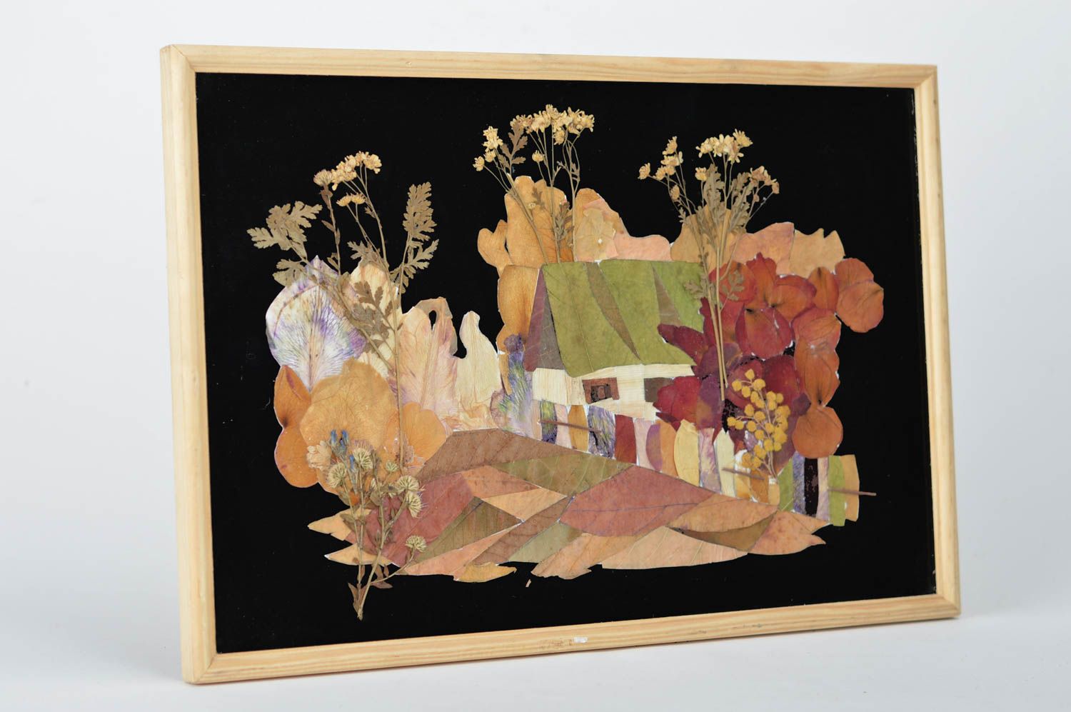 Картина из сухих листьев и лепестков роз мимозы на ткани хэнд мэйд Родной дом фото 1
