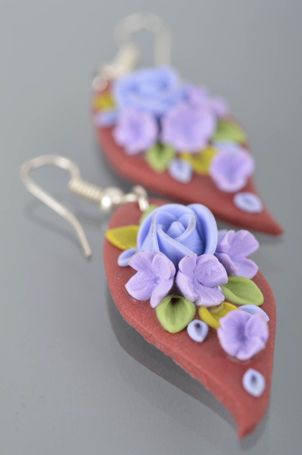 Красивые разноцветные серьги из полимерной глины Сиреневые розы для девушек фото 5