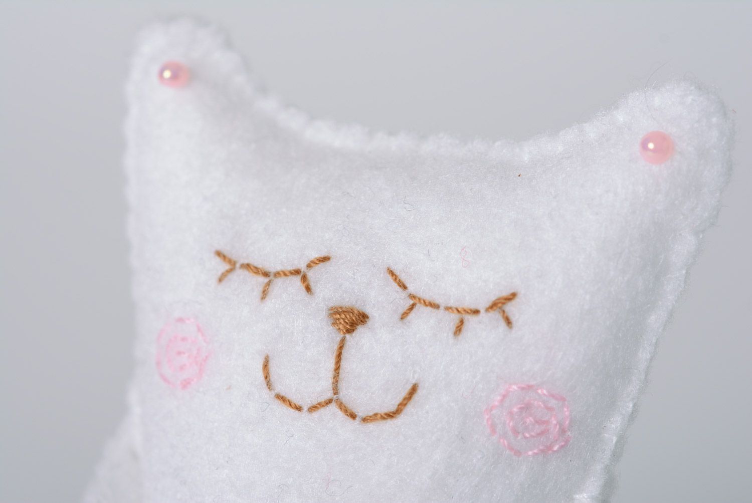 Handmade decorative designer soft toy made of felt white cat with a cute little flower photo 2