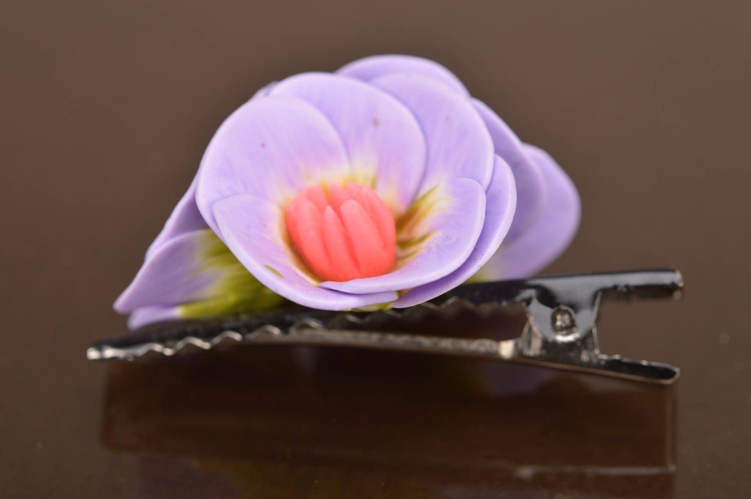 Сиреневая заколка с цветами из полимерной глины ручной работы красивая необычная фото 5