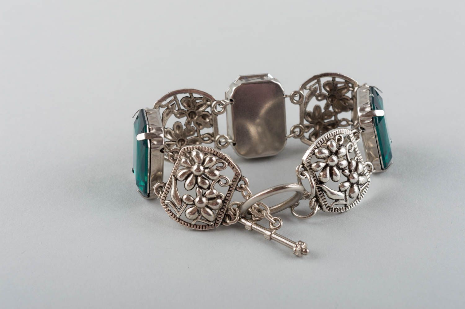 Elegantes schönes stilvolles handgemachtes Armband aus Natursteinen mit Perlen foto 4