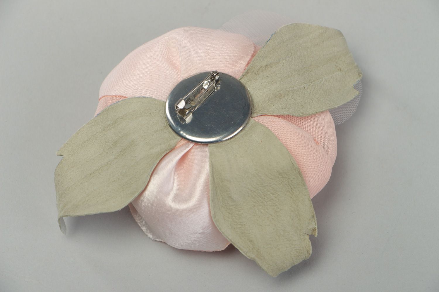 Розовая шифоновая брошь в виде цветка ручной работы с кожаными листьями женская фото 3