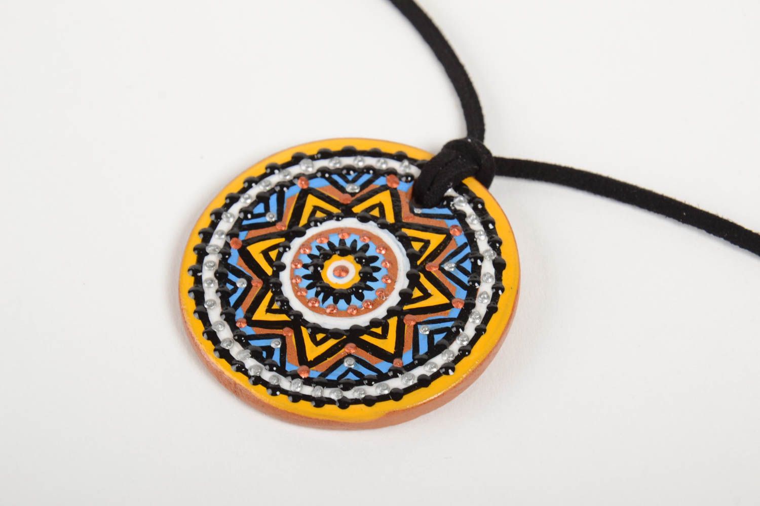 Авторский глиняный кулон в этническом стиле с орнаментом ручной работы на шнурке фото 5