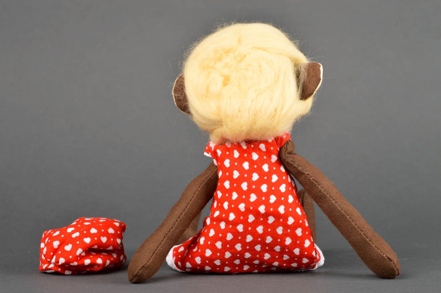 Juguete de peluche muñeca hecha a mano decoración de casa Mono en vestido rojo foto 5
