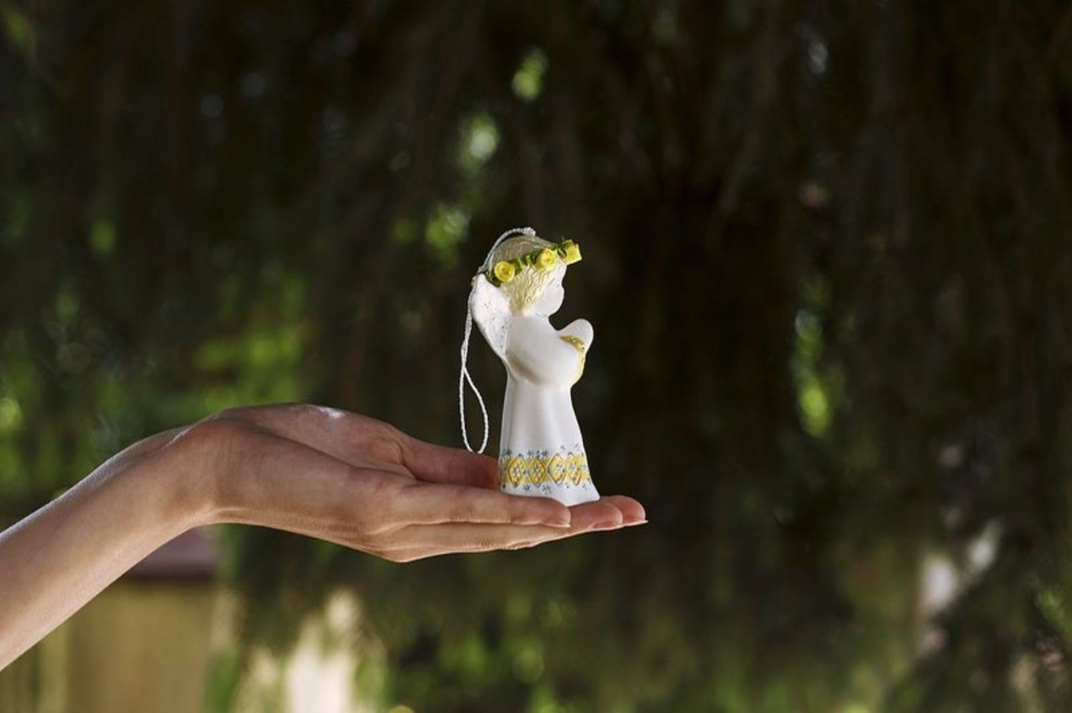 Clochette céramique Ange en couronne de fleurs  photo 3