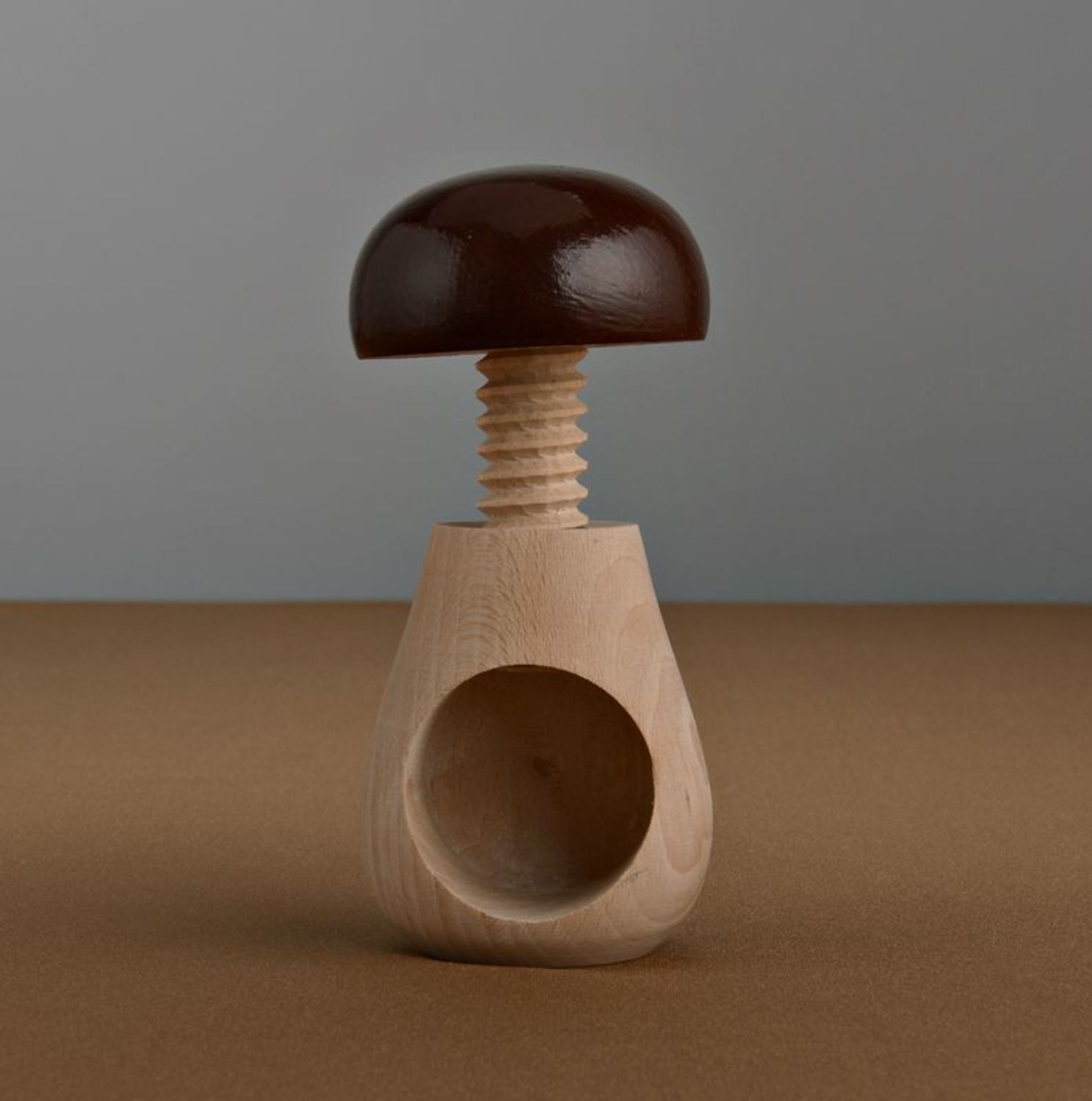 Casse noix design en bois fait main  photo 4