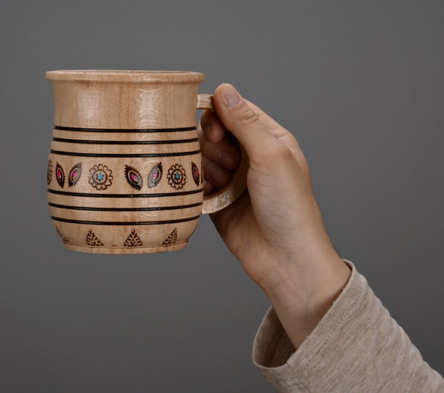 Dekorative Tasse aus Holz foto 2