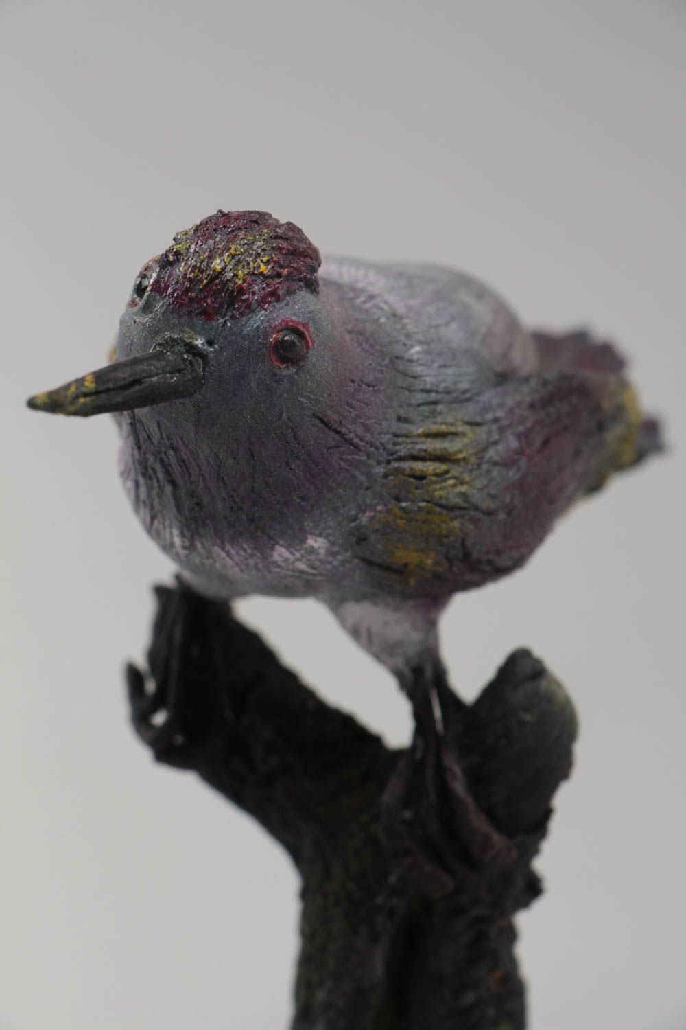 Фигурка птицы из полимерной глины на дереве небольшая красивая ручной работы фото 3