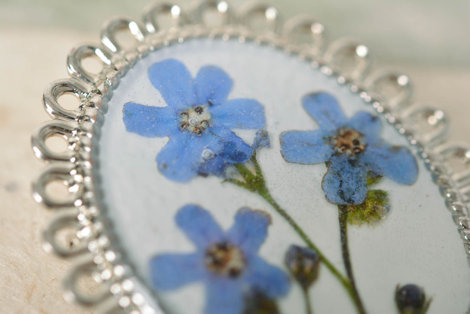 Broche avec fleurs séchées bleues faite main ovale style vintage originale photo 3