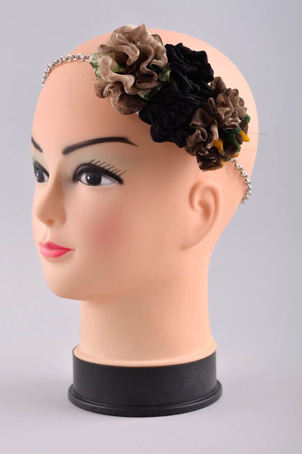 Dünnes Haarband handgeschaffen Haarband mit Blumen stilvoll Accessoire für Haare foto 2